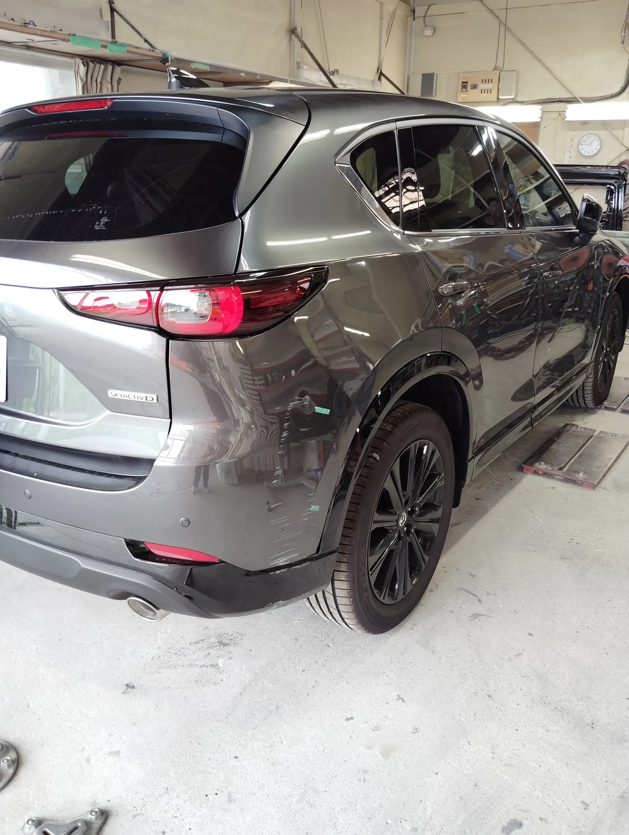 工場の中で見た作業前のマツダ CX-5 を右後ろの斜めから