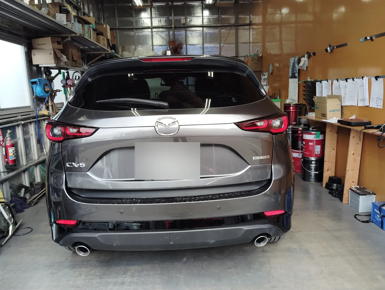 組付けを終えたマツダ CX-5 を後ろから。リヤバンパーを取り付けた状態