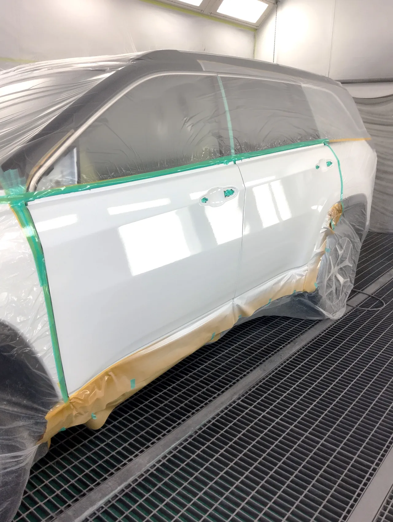 車体の白に合わせて塗装を終えたジープ コマンダーの左フロントドアと左リヤドア（塗装ブース内）