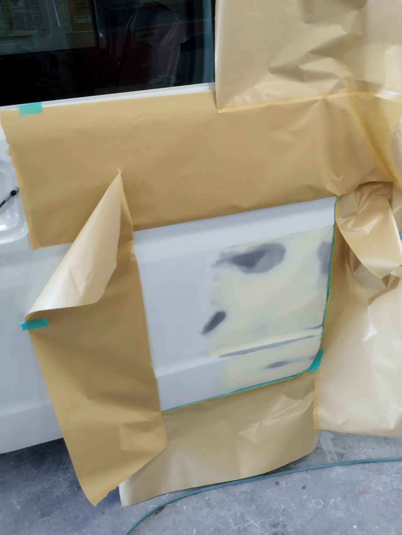 紙を貼り直し、研いだパテの面を出したエブリイワゴンの左スライドドアの後ろの下