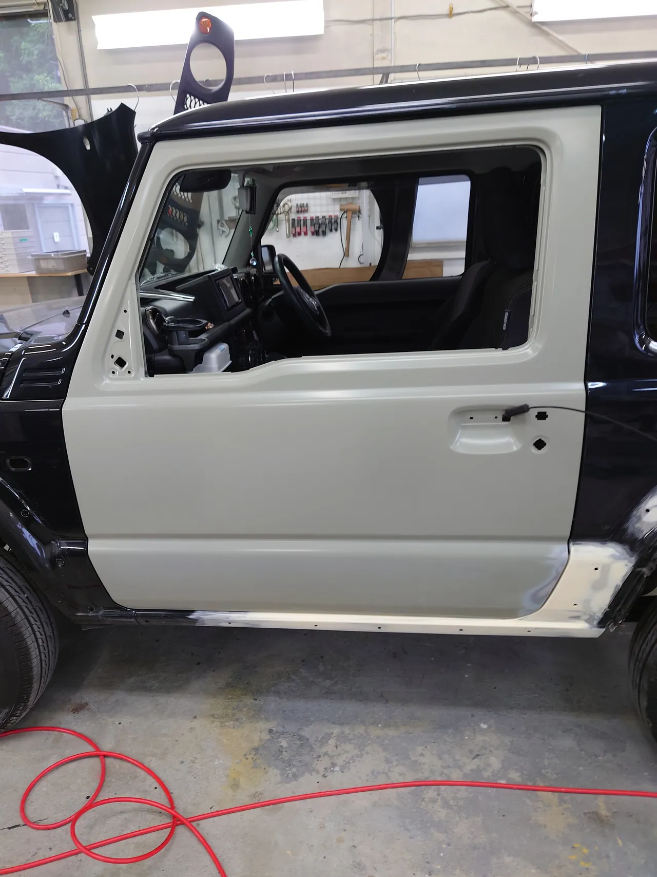 下塗りの灰色のまま車体に取り付けた、ジムニーシエラの新しい左フロントドア。取っ手とミラーはまだない