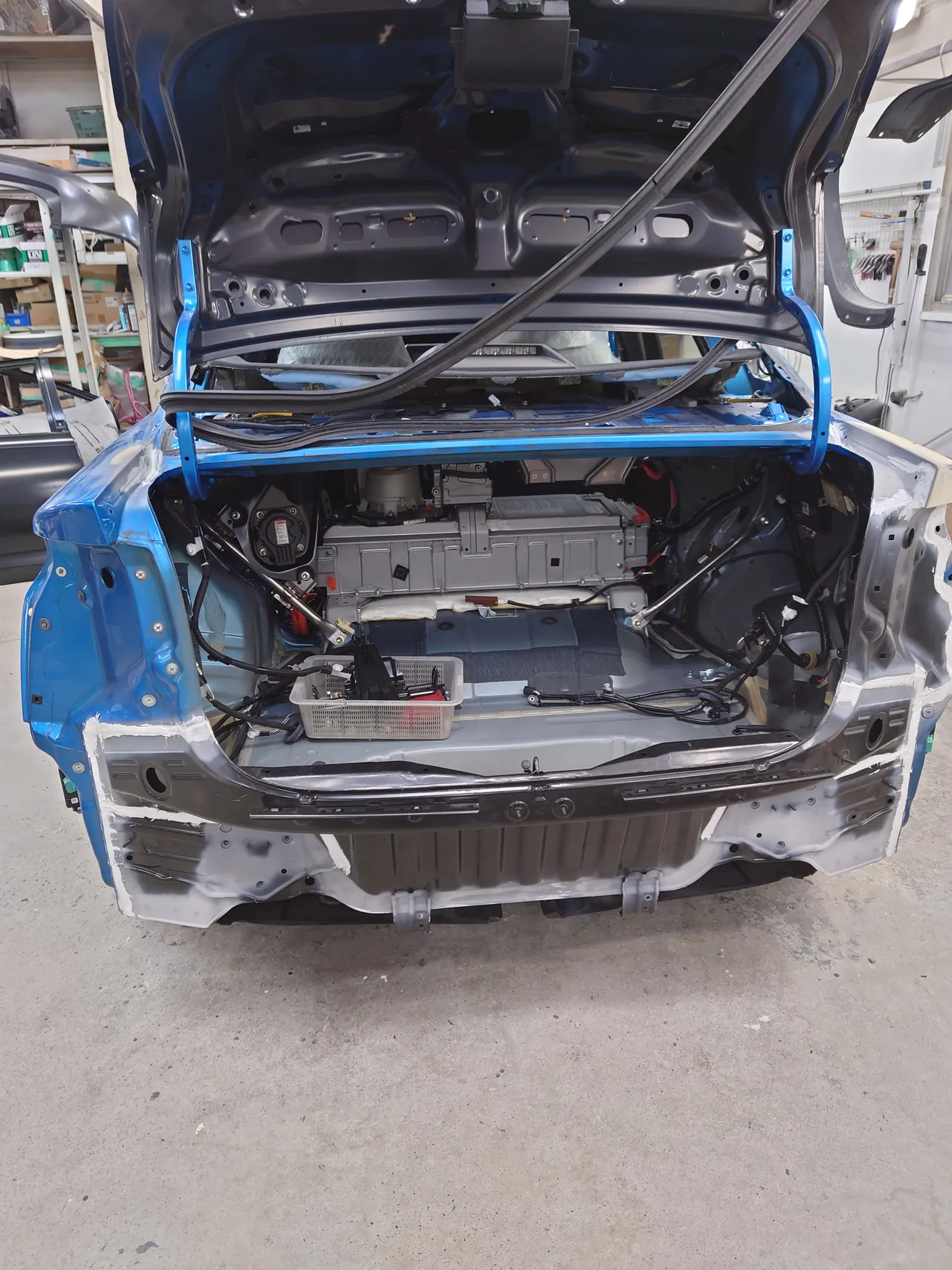 真後ろから見たMIRAI。新しいバックパネルの左右の端の継ぎ目に白いシーラー