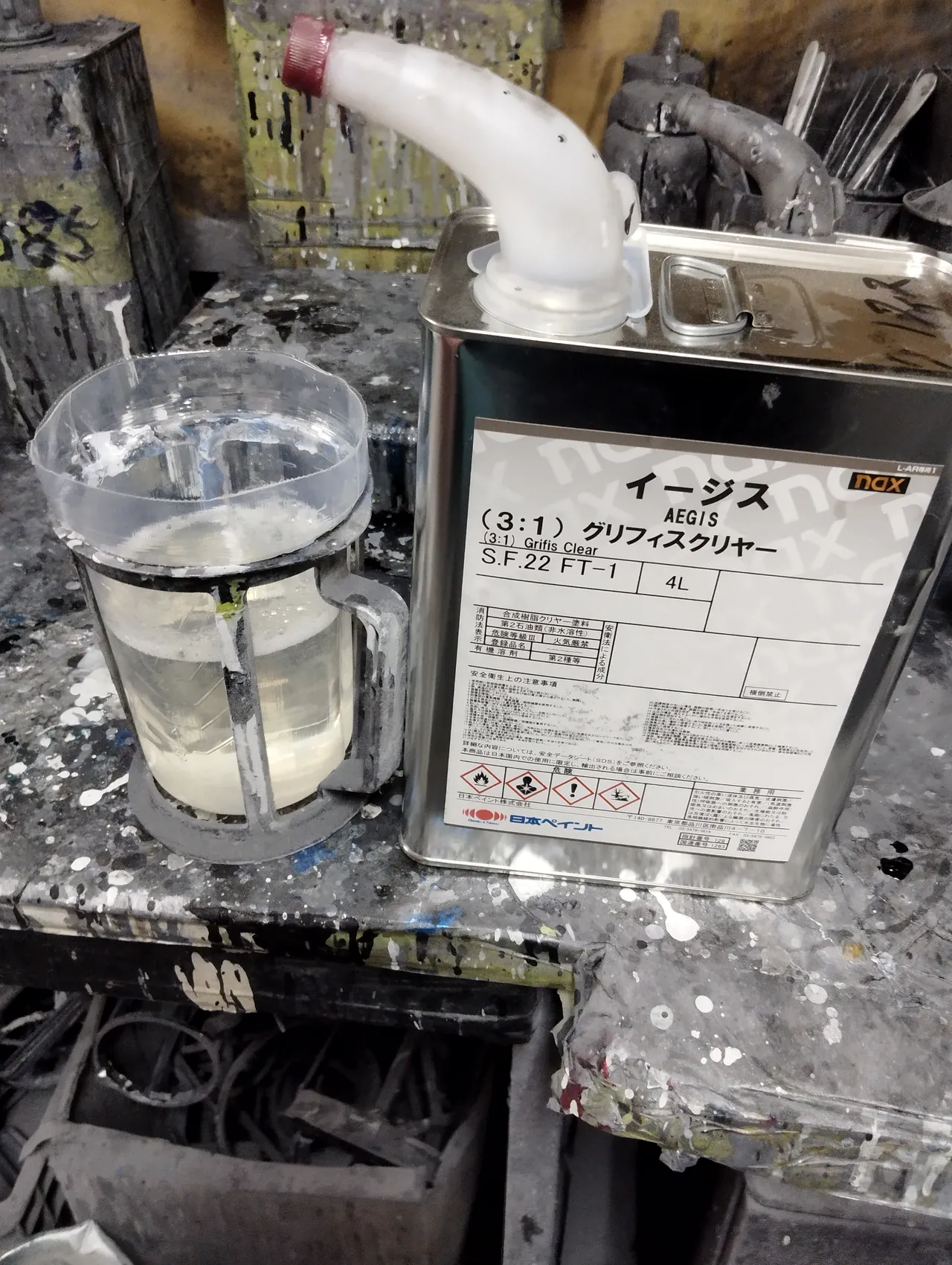 セレナの塗装に使った日本ペイント nax イージス(3:1)グリフィスクリヤーの缶と計量カップ