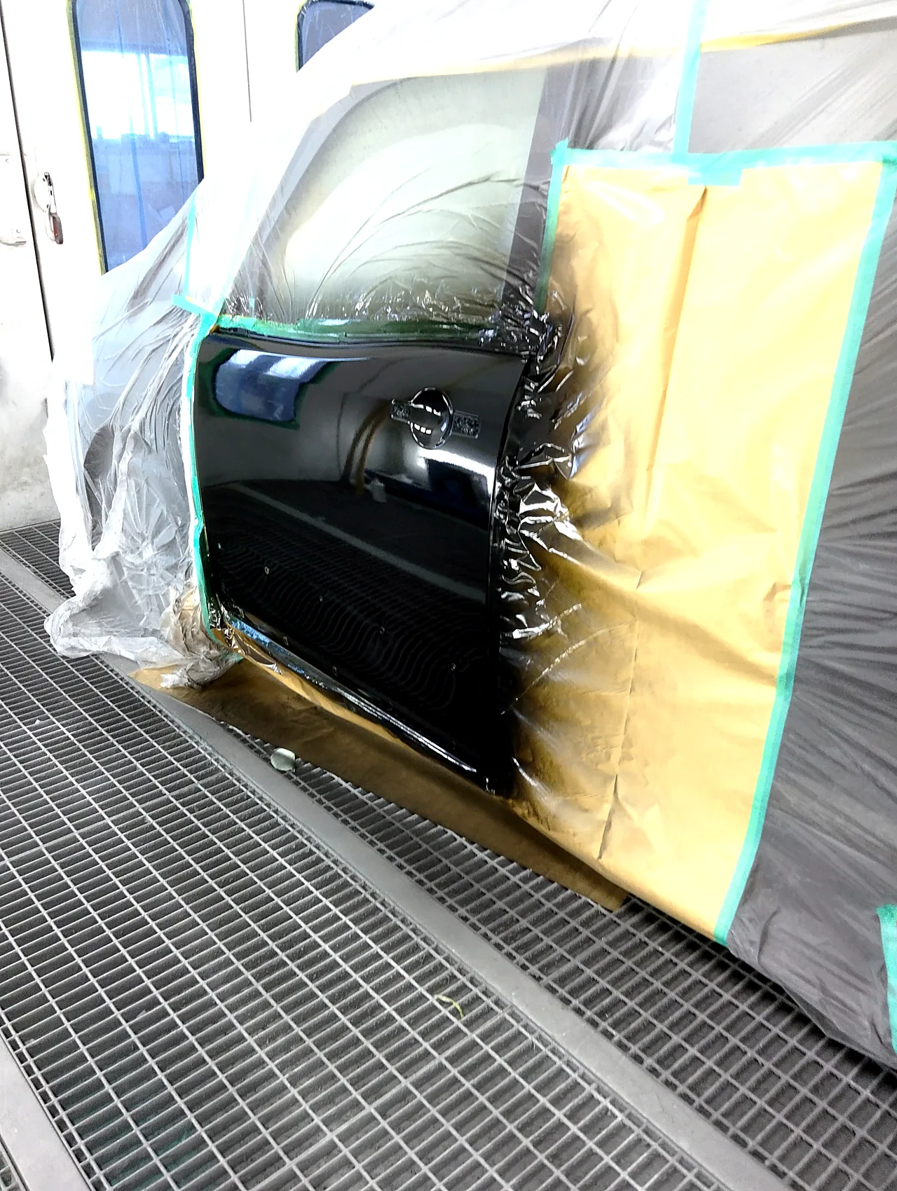 塗装ブースでG41の黒に塗り終えたセレナの左フロントドア