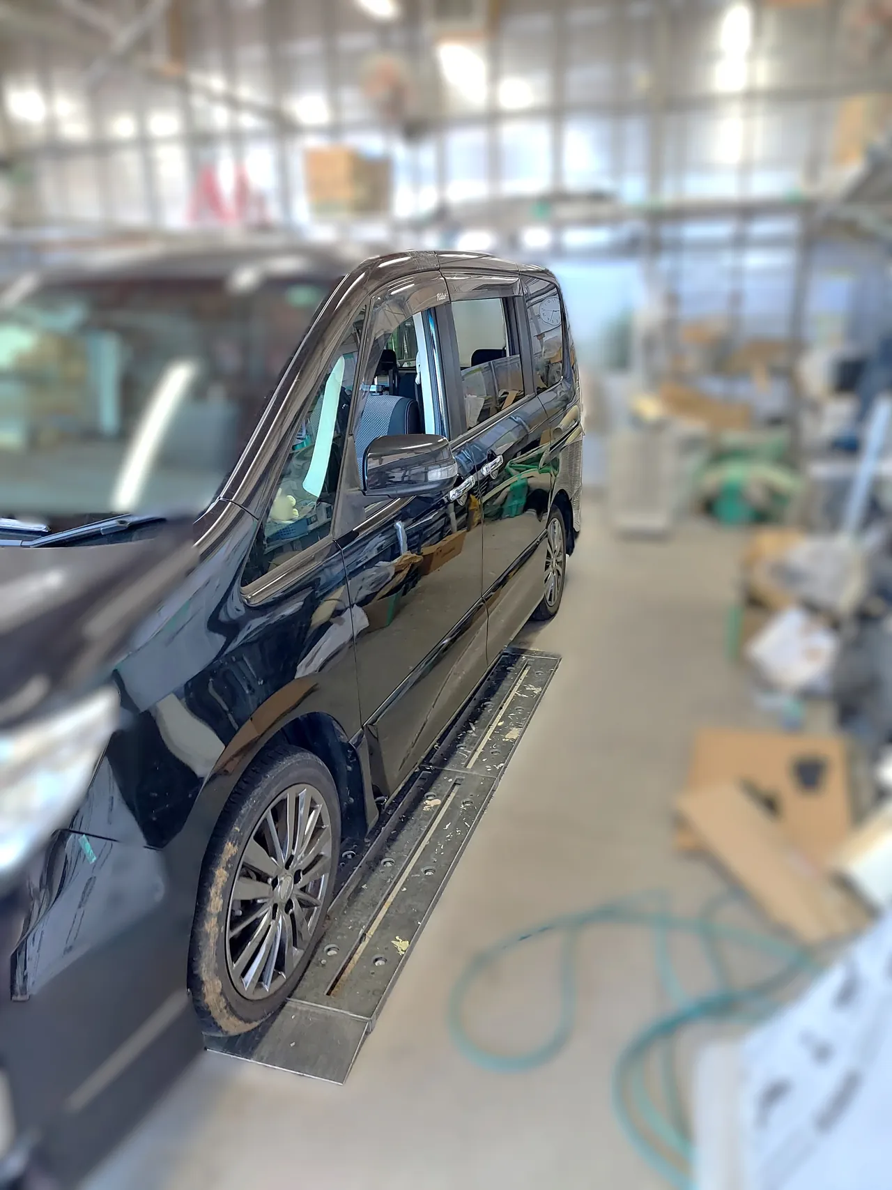 完成した日産セレナ(C26)の左斜め前。左フロントドアと交換した左スライドドア