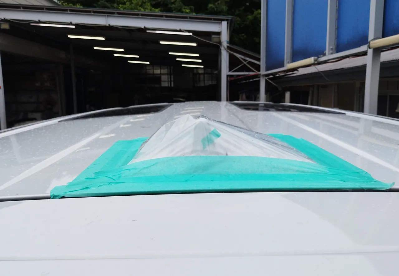作業に入るまでビニールで包み、緑のテープで屋根に留めた40系ヴェルファイアのシャークアンテナ