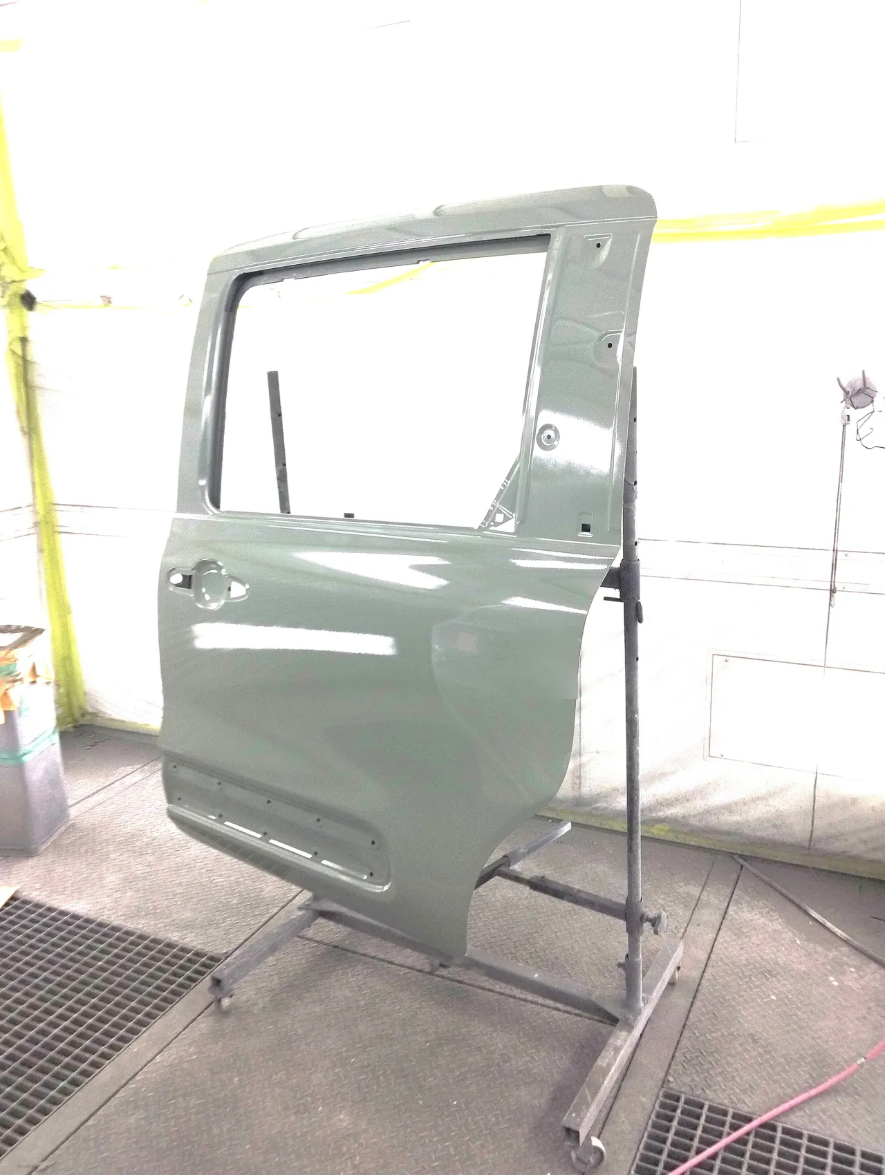 カラー番号6X3で塗り終えたシエンタの交換用左スライドドア。台の上で窓枠やふちまで同じ色に