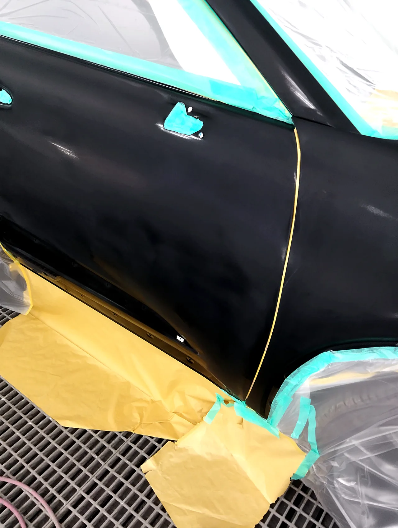 塗装ブースでマスキングしたクラウン クロスオーバーの右フロントドアと右フロントフェンダー。ドアミラーの本体は外してある