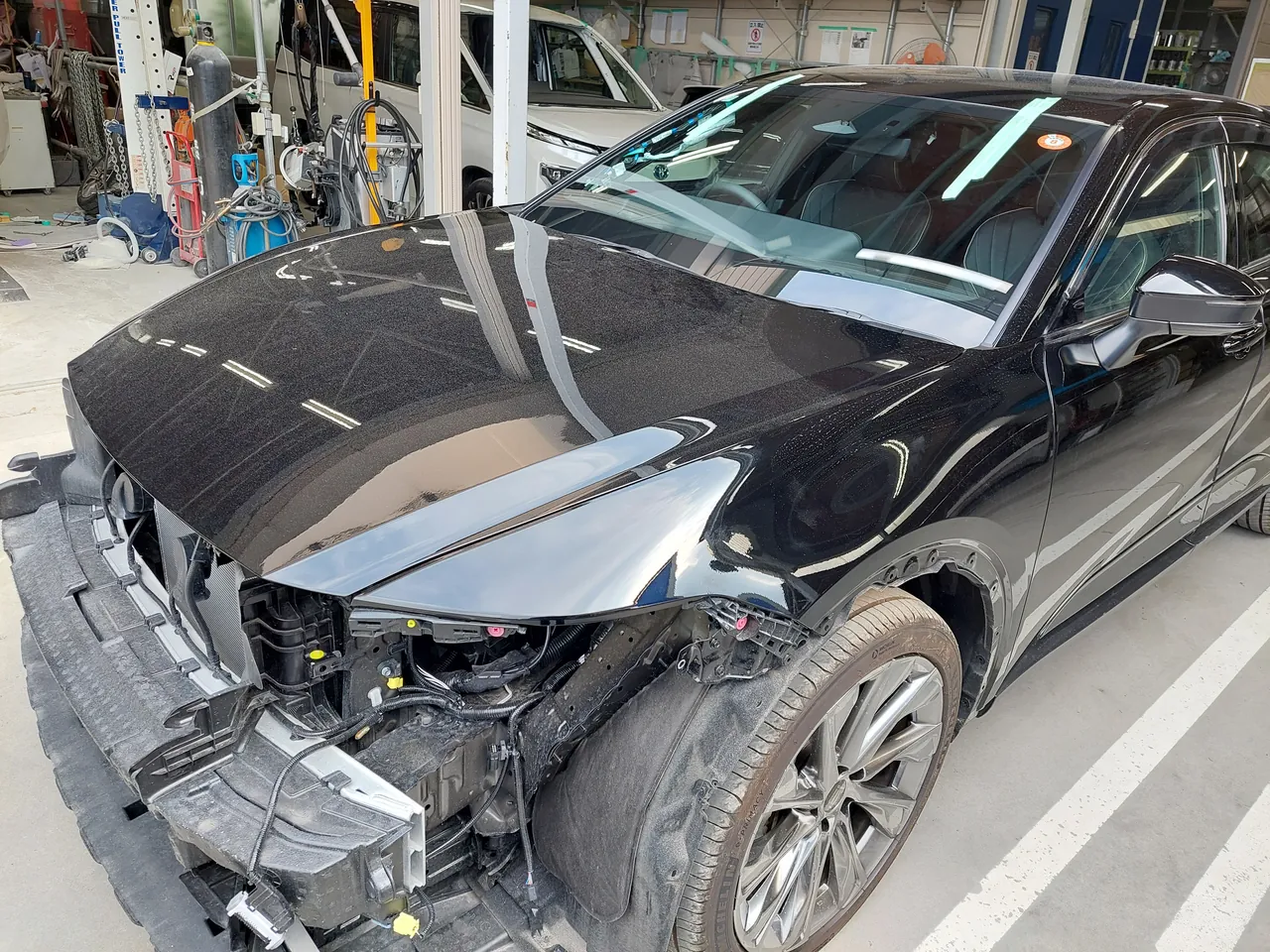 新しいフロントガラスが付いたクラウン クロスオーバー。ガラスを押さえるテープが貼られ、前まわりはまだ外したまま