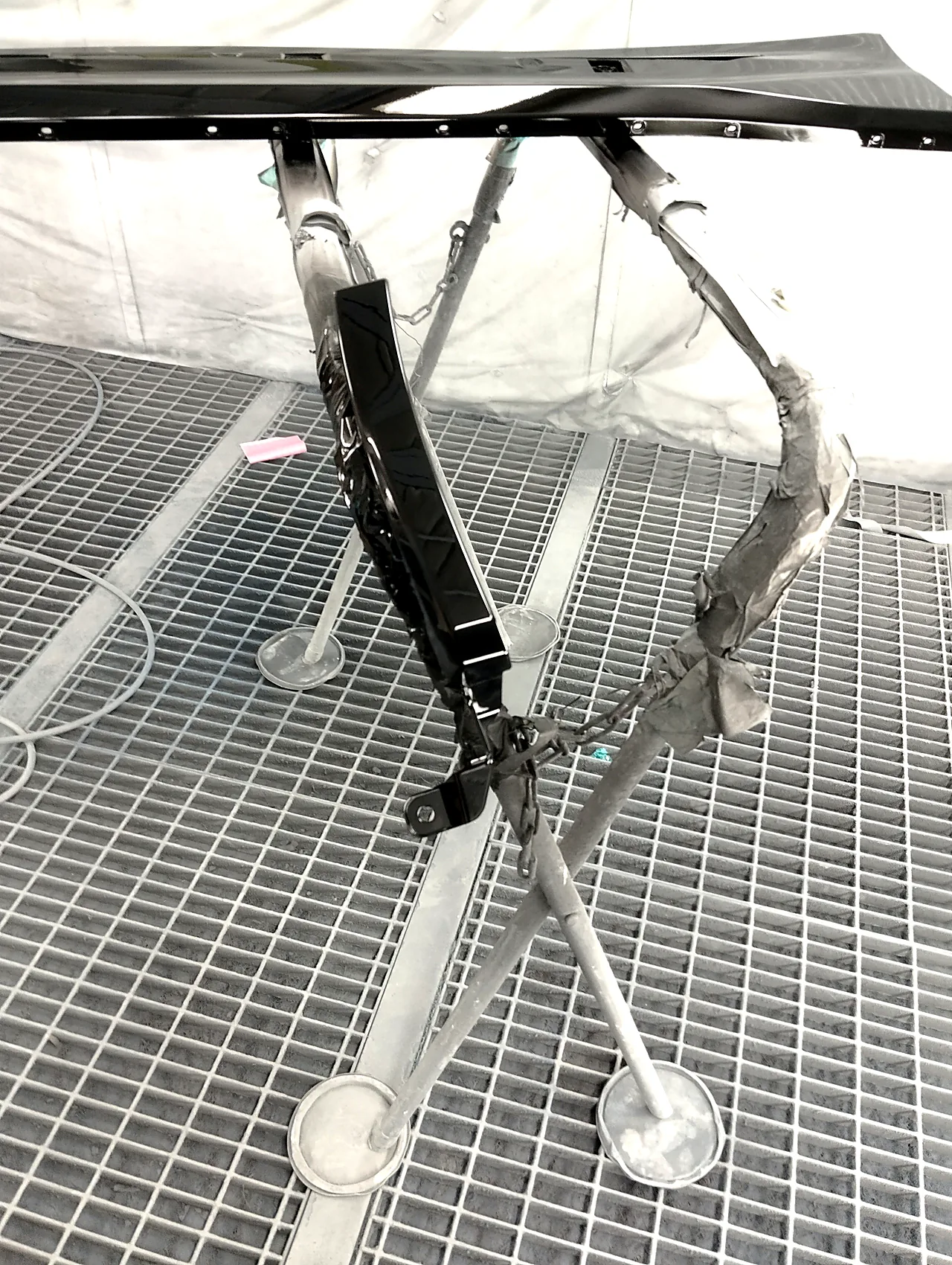 クリヤーを重ねた金具付きの小さな部品と細長い部品(40系アルファード用)