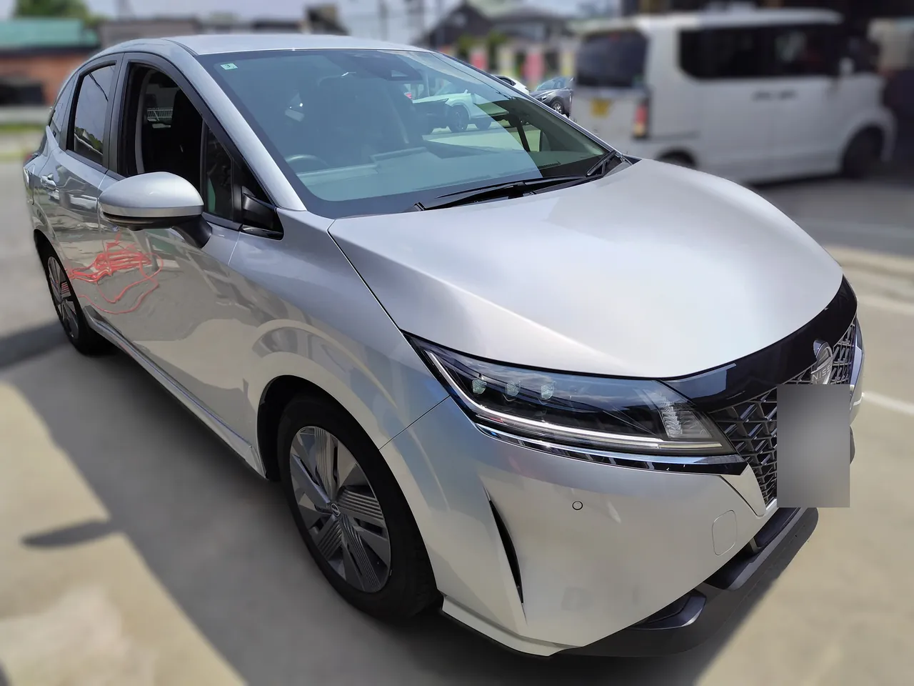 お預かりした日産ノート e-POWER を右前から見た全体（修理前）