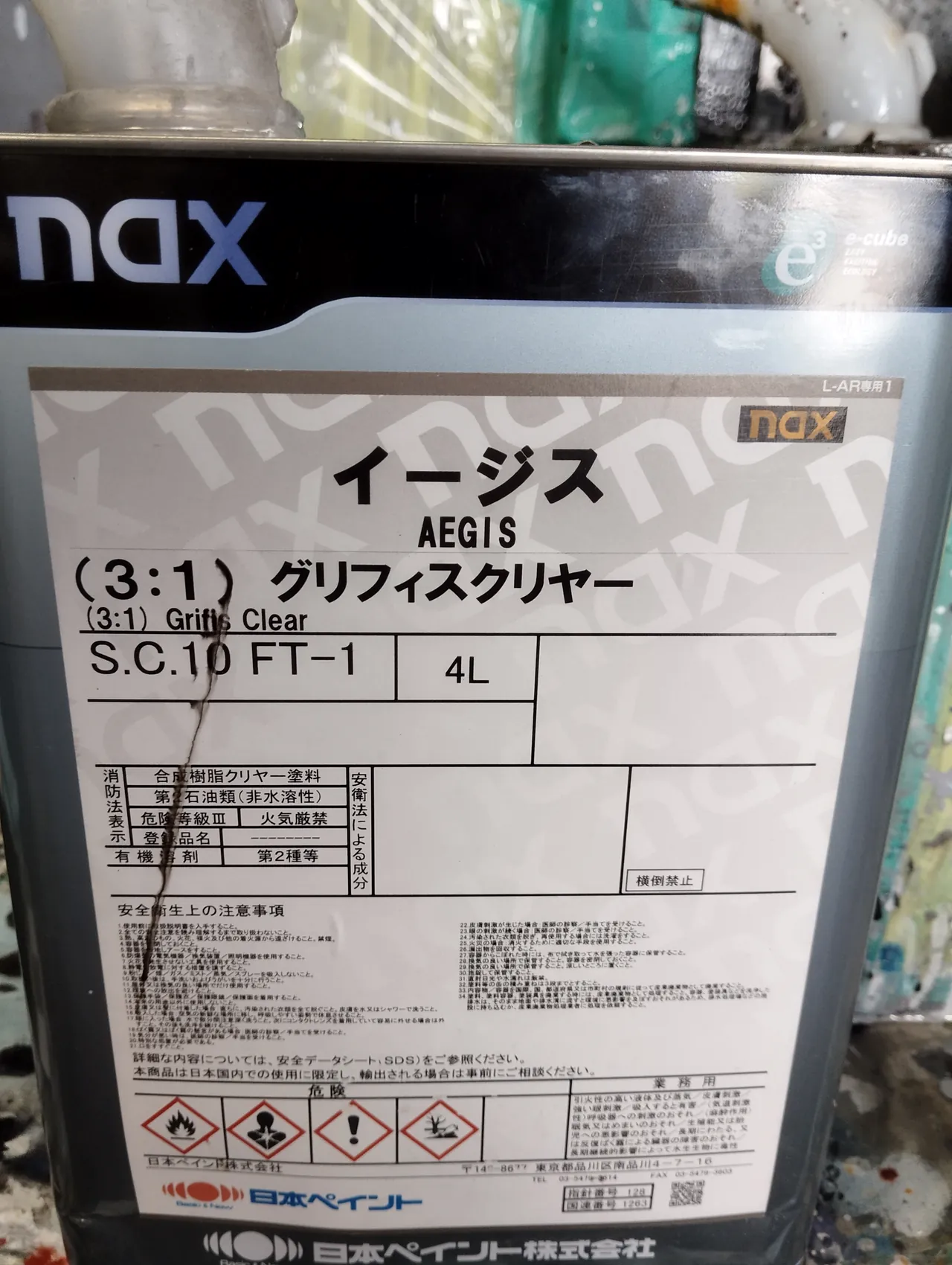 40系アルファードの塗装の合間に写したクリヤーの缶(日本ペイント nax イージス(3:1)グリフィスクリヤー)