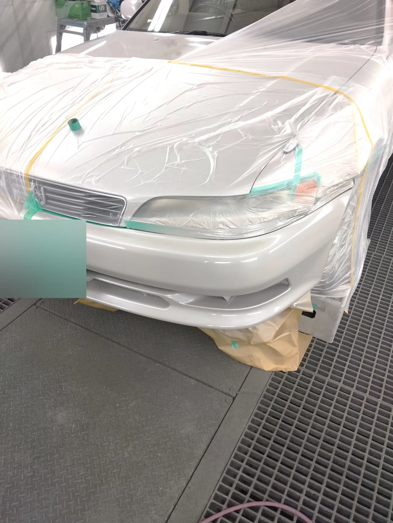 カラー番号046で塗り上げた、車に付けたままのマークIIのフロントバンパー（塗装ブース）