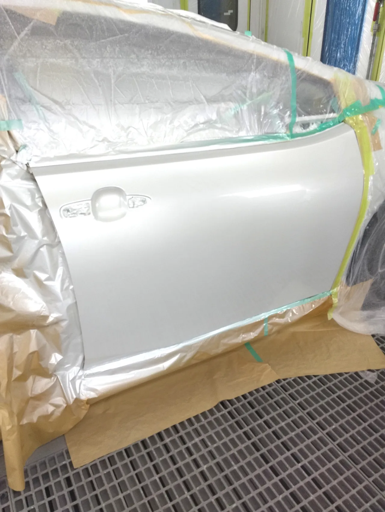 089の白で塗り終えたプリウスの右フロントドア(取っ手は外したまま)