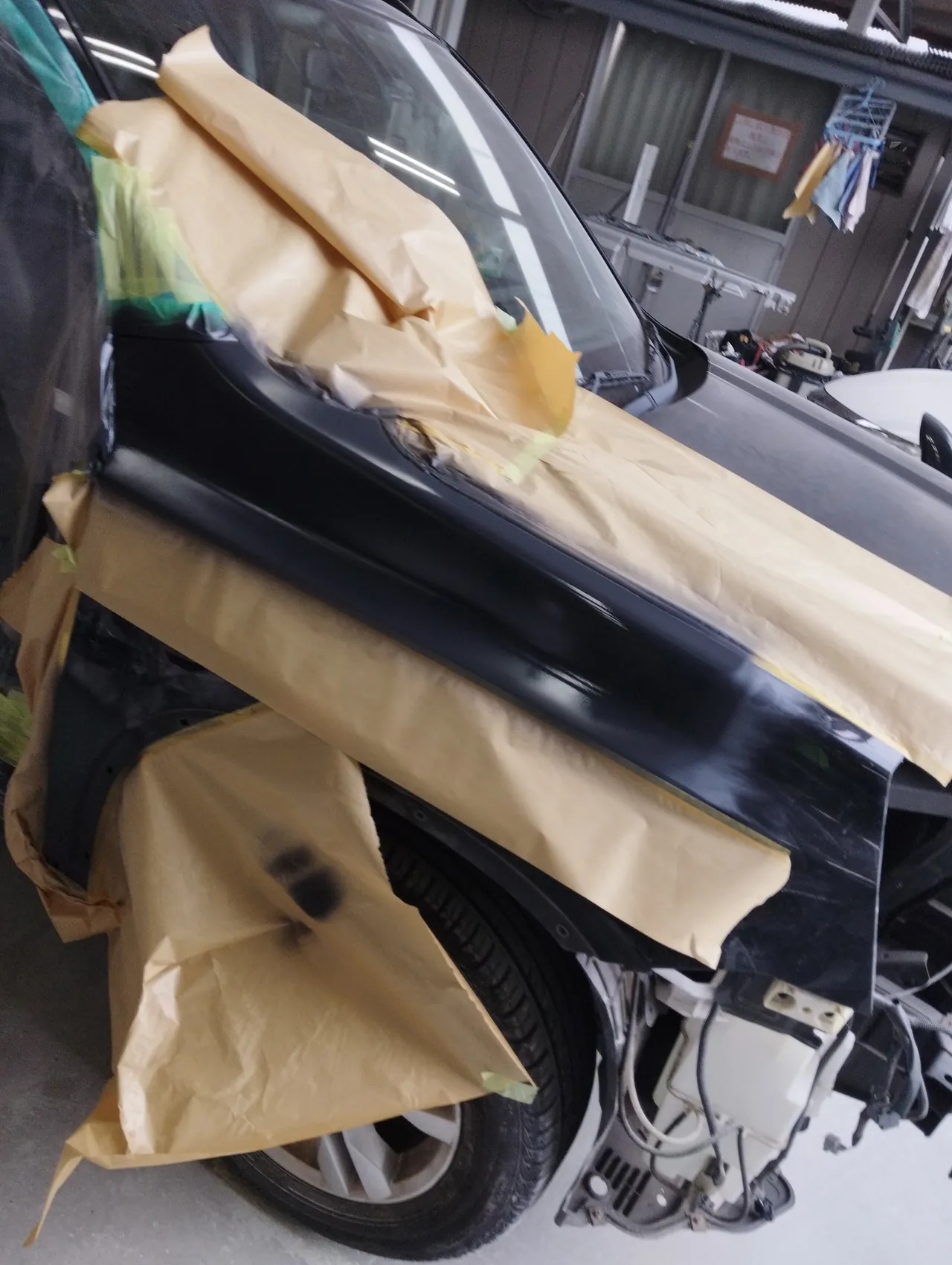 日産 T31エクストレイルの右フロントフェンダーの上の帯に吹いた黒っぽい灰色の下地
