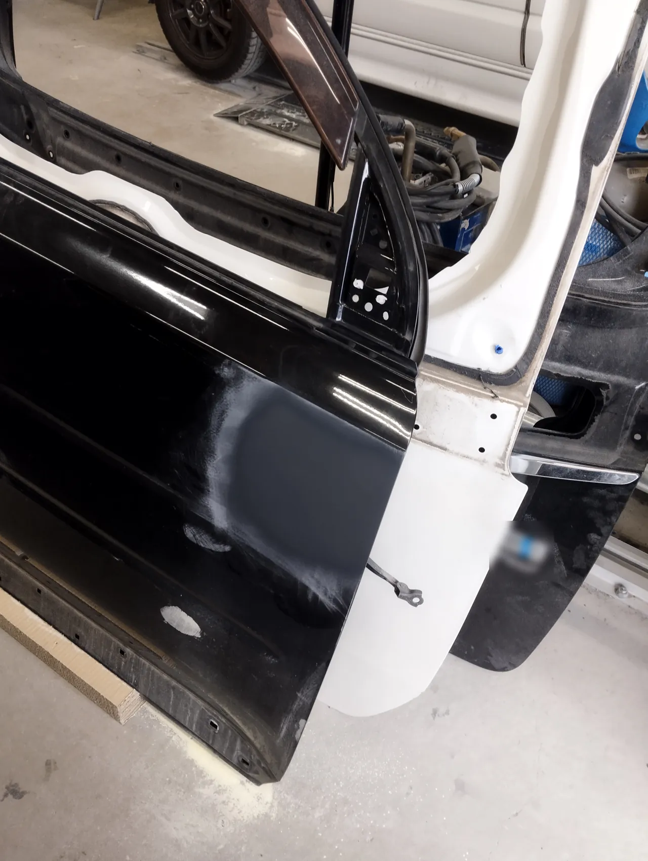 日産 T31エクストレイルの交換用の右フロントドアに吹いた黒っぽい下地