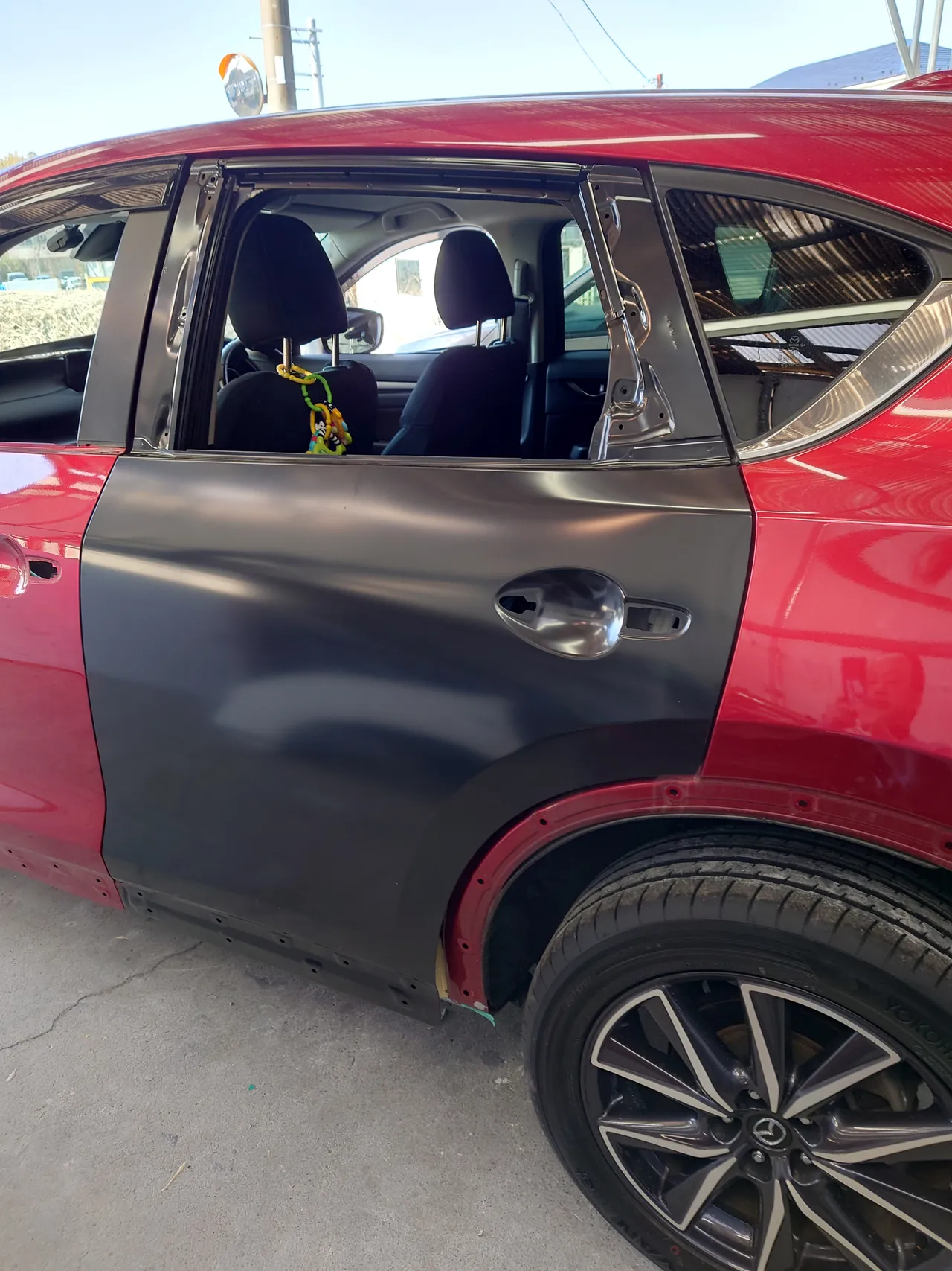 マツダ CX-5に仮付けした黒い下地の新しい左リヤドア。窓ガラスとハンドルはまだ付いていない