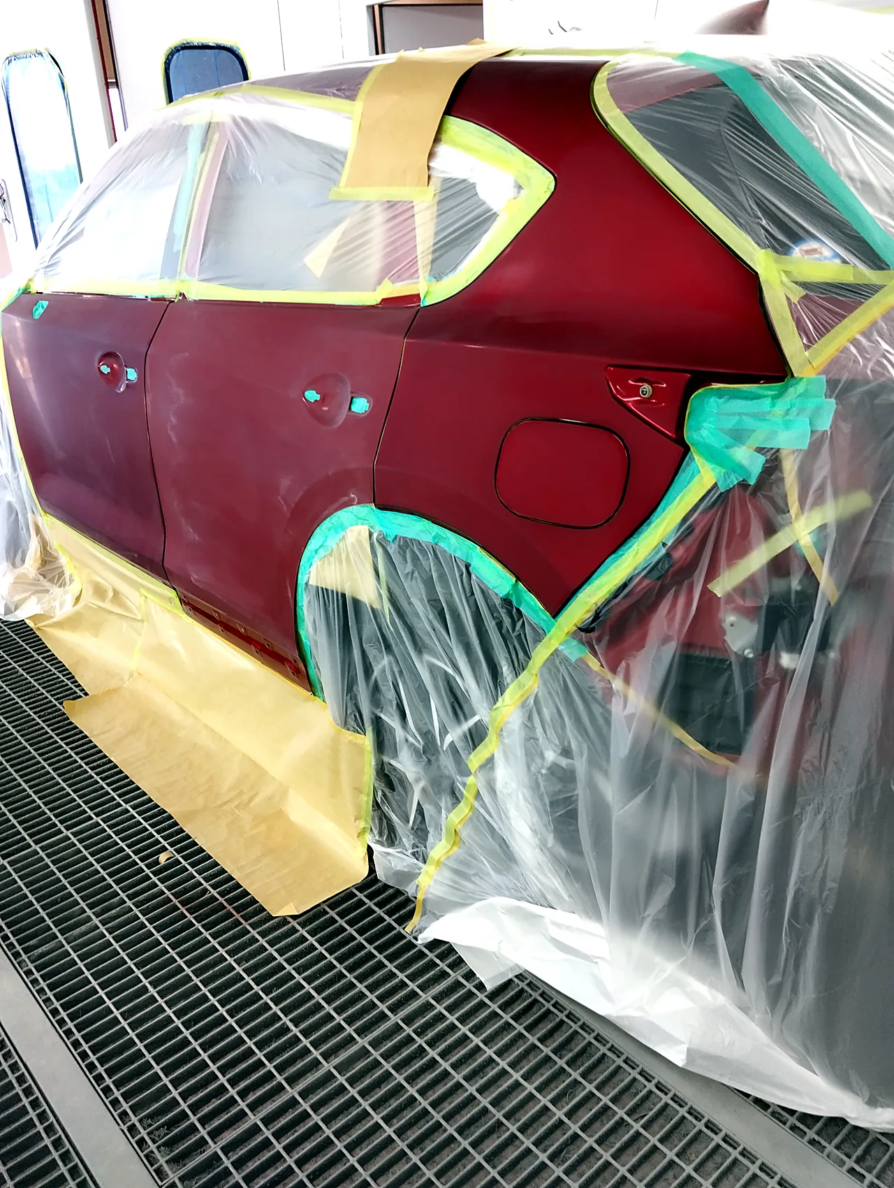 左前ドアから左リヤフェンダー（給油口）までを一続きの範囲にしたマツダ CX-5。後輪とテールランプの側はビニール