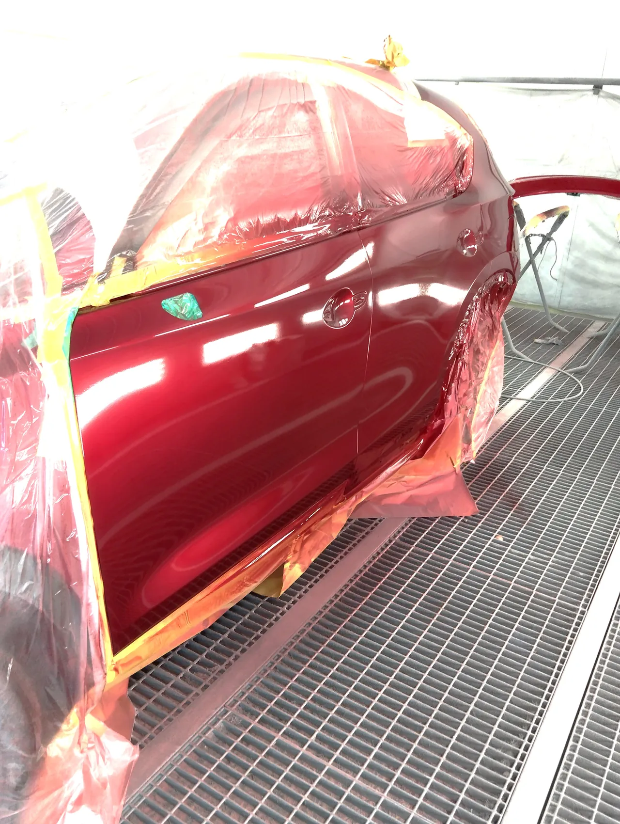 塗装を終えたマツダ CX-5の左前ドアと左リヤドア。46Vの艶にブースの照明が映り込む