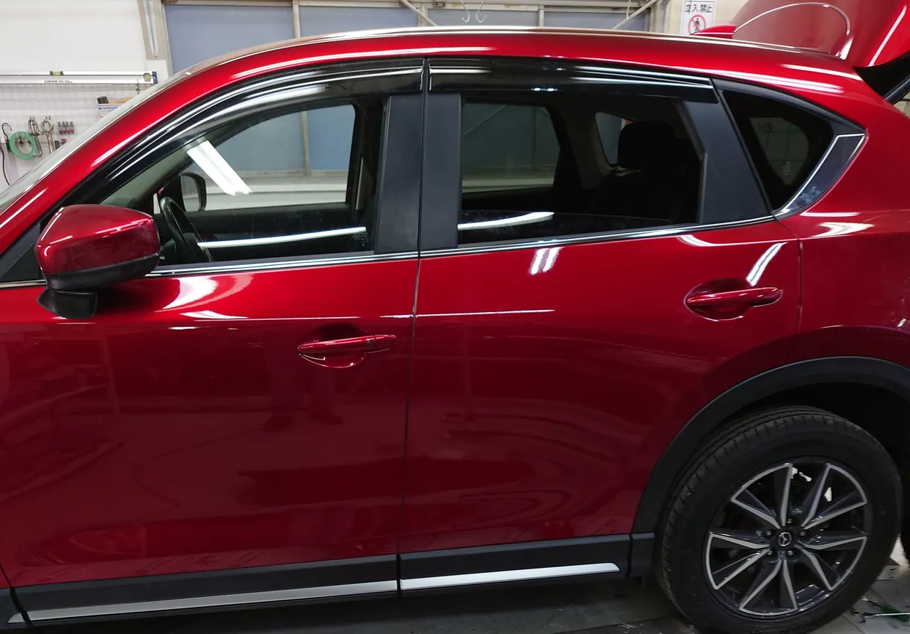 組付けを終えたマツダ CX-5の左側面（46V）。左前ドアと新しい左リヤドア、後輪のまわりまで