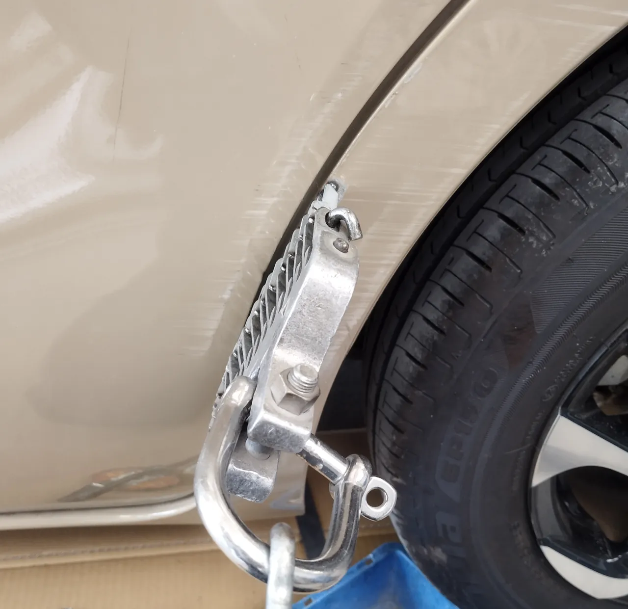 シエンタの左リヤクォーターの帯の、塗装をはがした所に、歯の付いたつかみ具をかけて引き出す