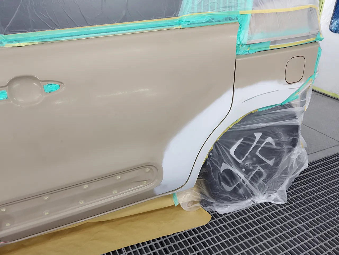 塗装ブースで塗る前のシエンタの左スライドドア。表面全体の艶を落とし、モールを外した状態