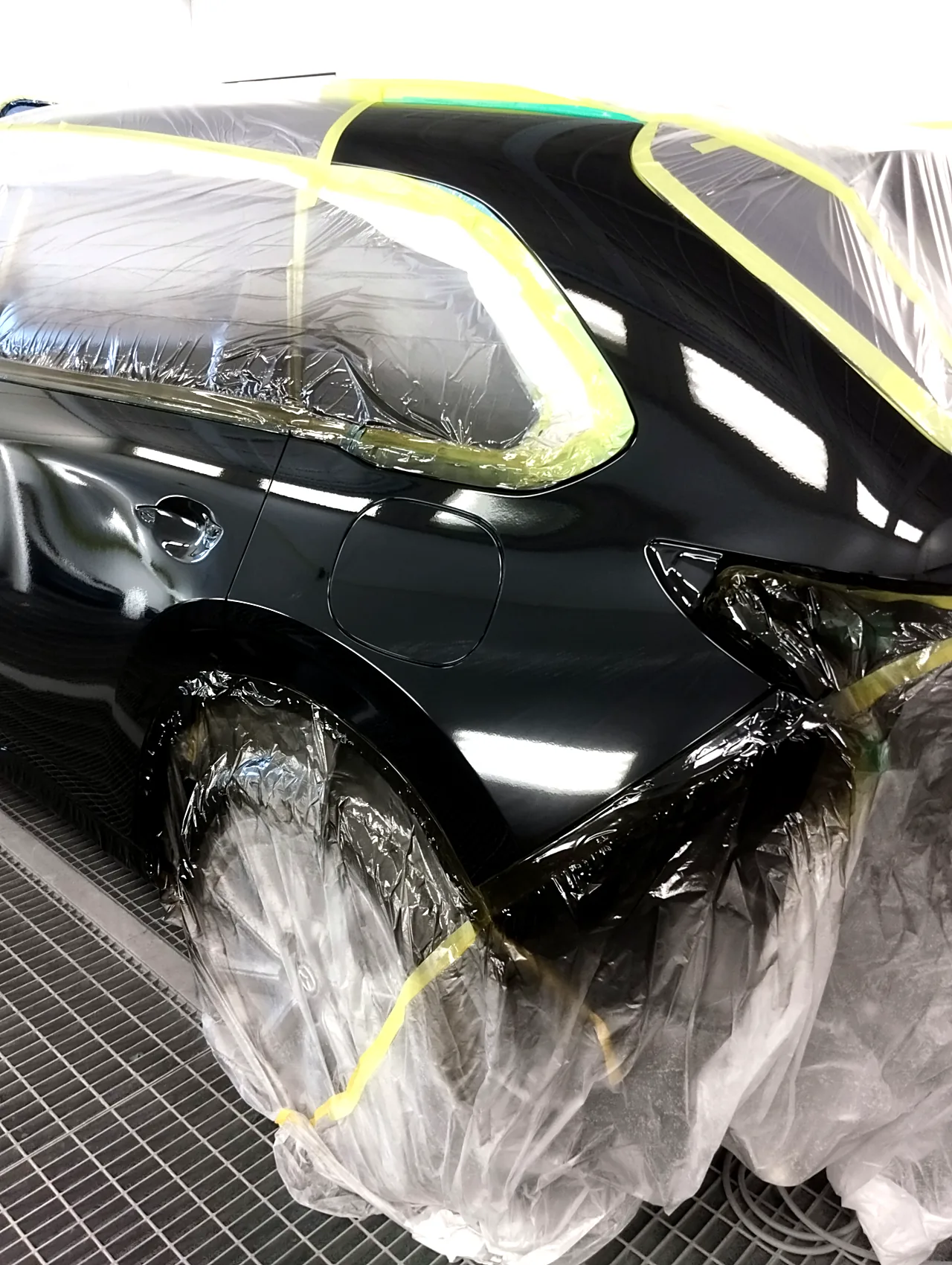 41W ジェットブラックマイカで塗り終えたCX-80の左リヤフェンダーと給油口のふた(塗装ブース)