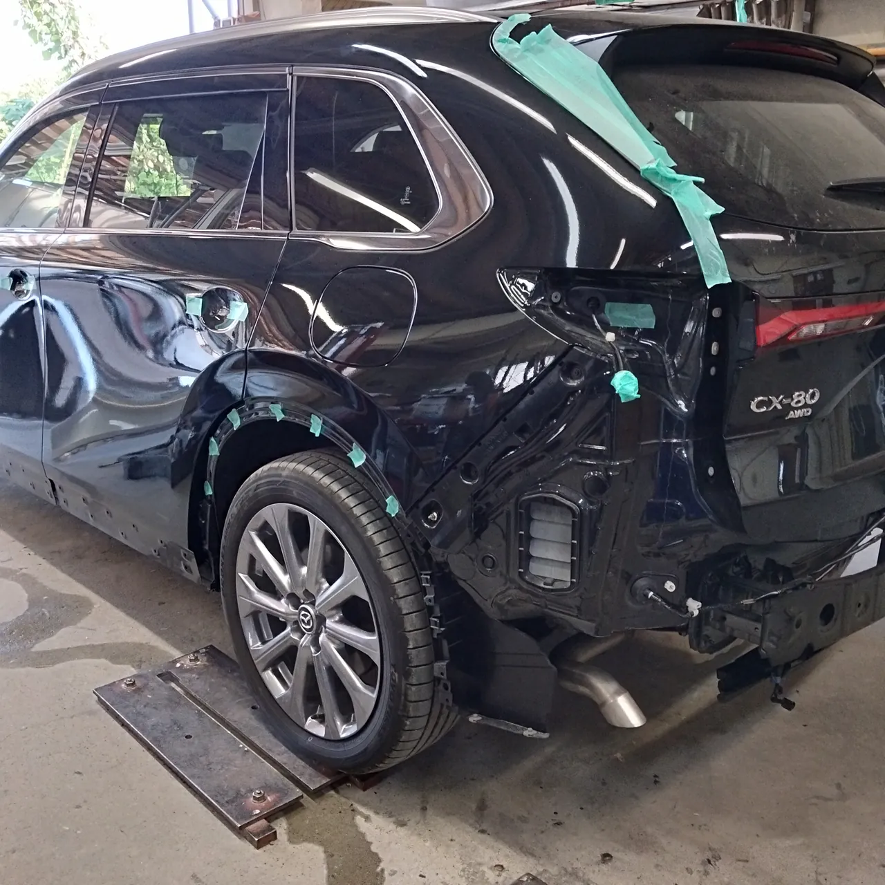 組み付け前のCX-80の左後ろ。塗装した左リヤフェンダーと、まだ外したままのリヤランプ・リヤバンパー・アーチのモール