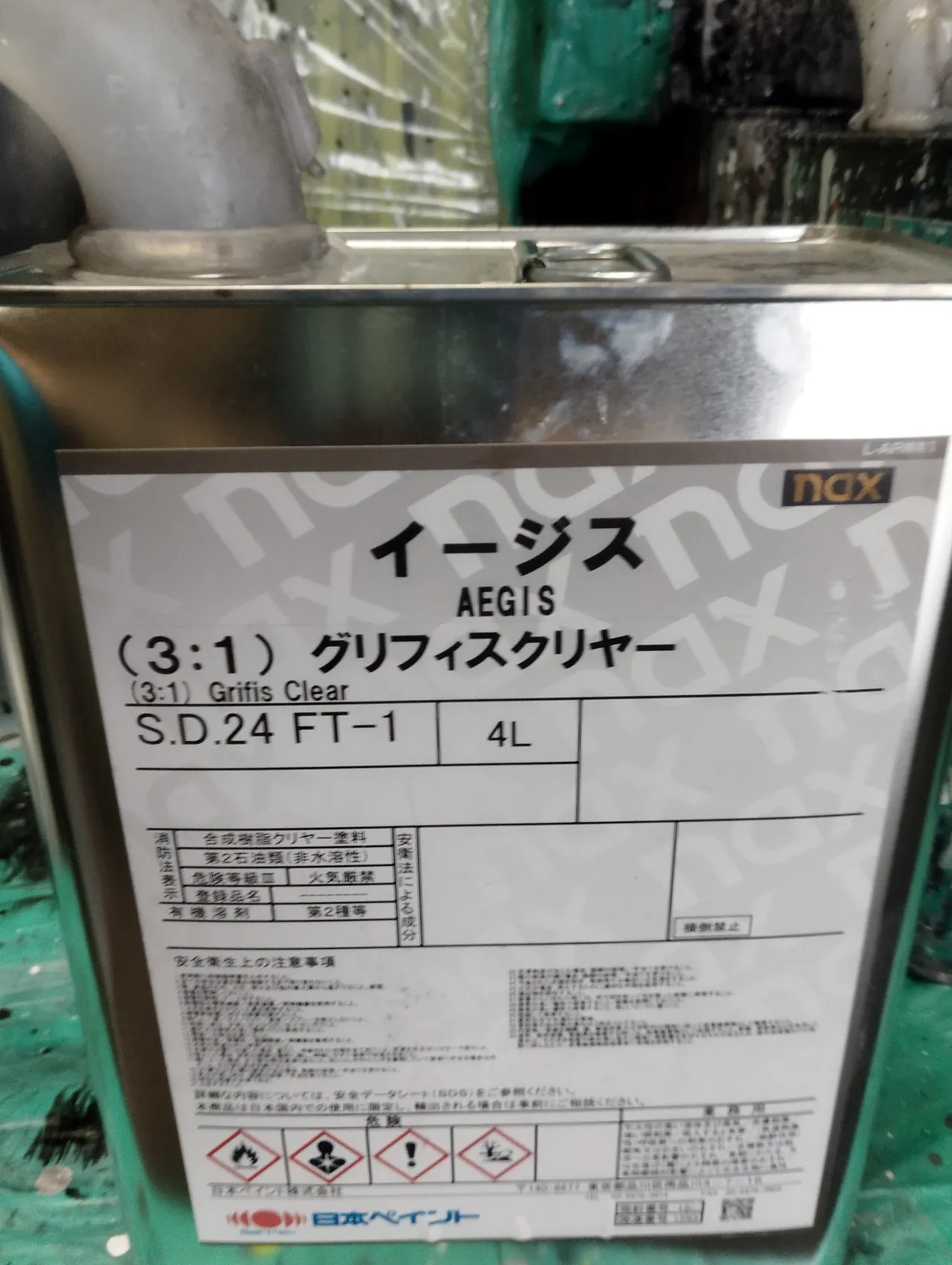 レクサスESの塗装のときに写したクリヤーの缶(日本ペイント nax イージス・3:1 のグリフィスクリヤー)