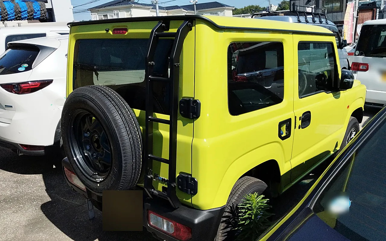 お預かりしたときのジムニー（JB64）を右後ろから。屋根も車体と同じ黄色で、アンテナは付いていない（修理前）
