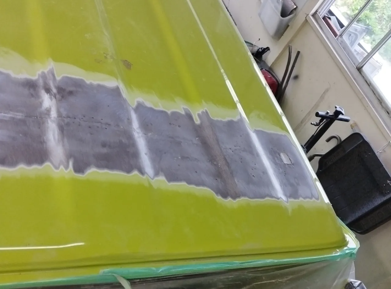 斜めから見たジムニー（JB64）の屋根の研いだ帯と、屋根のふちの緑のテープ