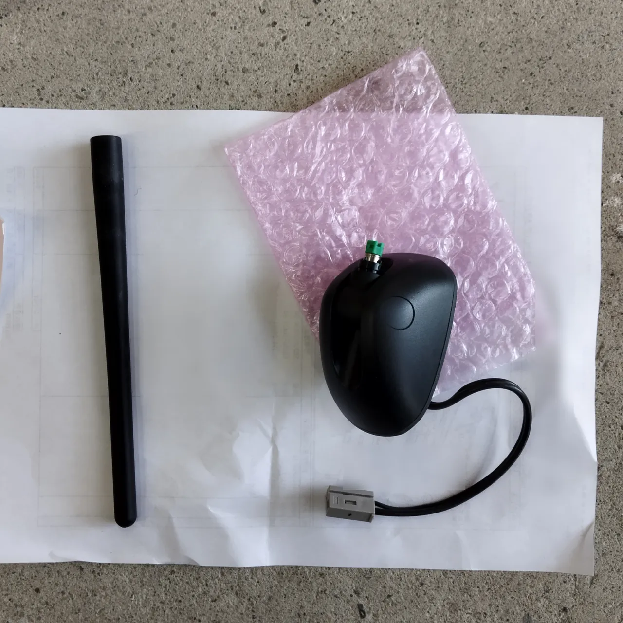 ジムニー（JB64）用に取り寄せたアンテナの部品。棒と配線の付いた台座