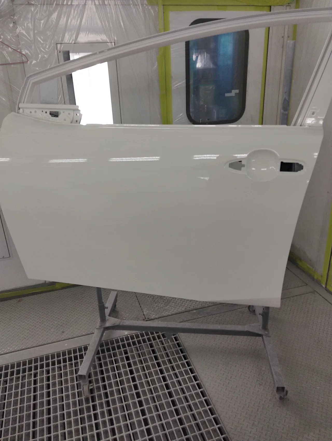 040の白に塗り終えた、60系プリウスの新しい左フロントドア(塗装ブースのスタンド)
