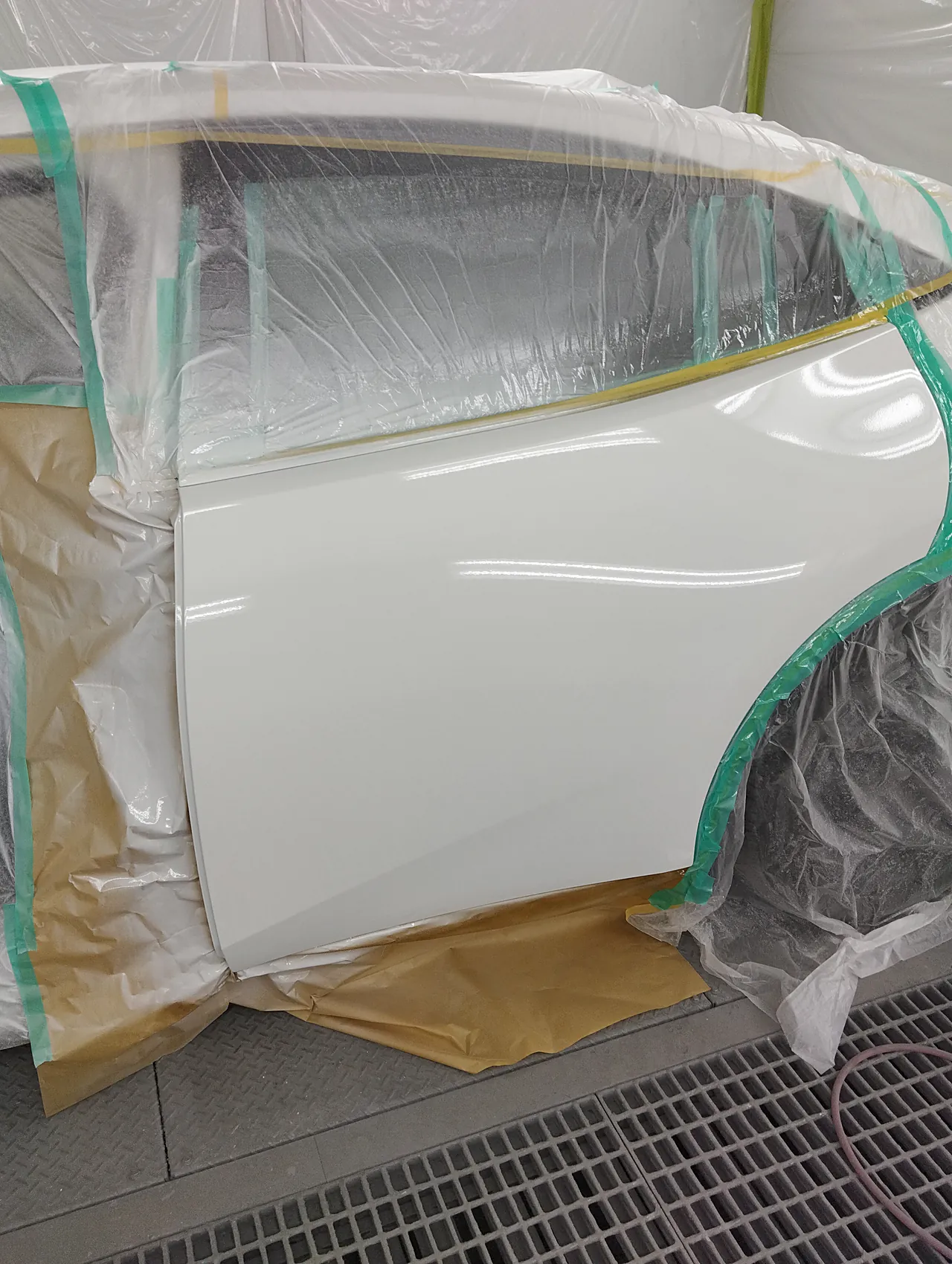 040の白で塗り終えた60系プリウスの左リヤドア(塗装ブース)
