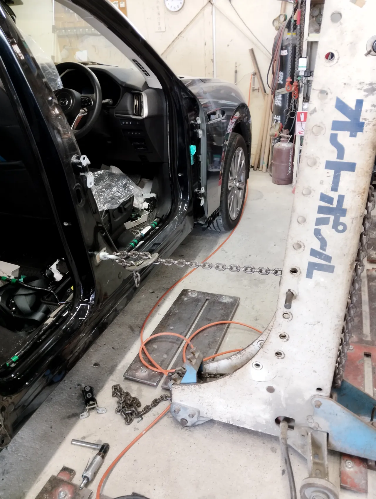 マツダ CX-60の右前ドアを外した開口部。Bピラーの下にフックを掛け、チェーンをオートポール(車体を引く機械)へつなぐ