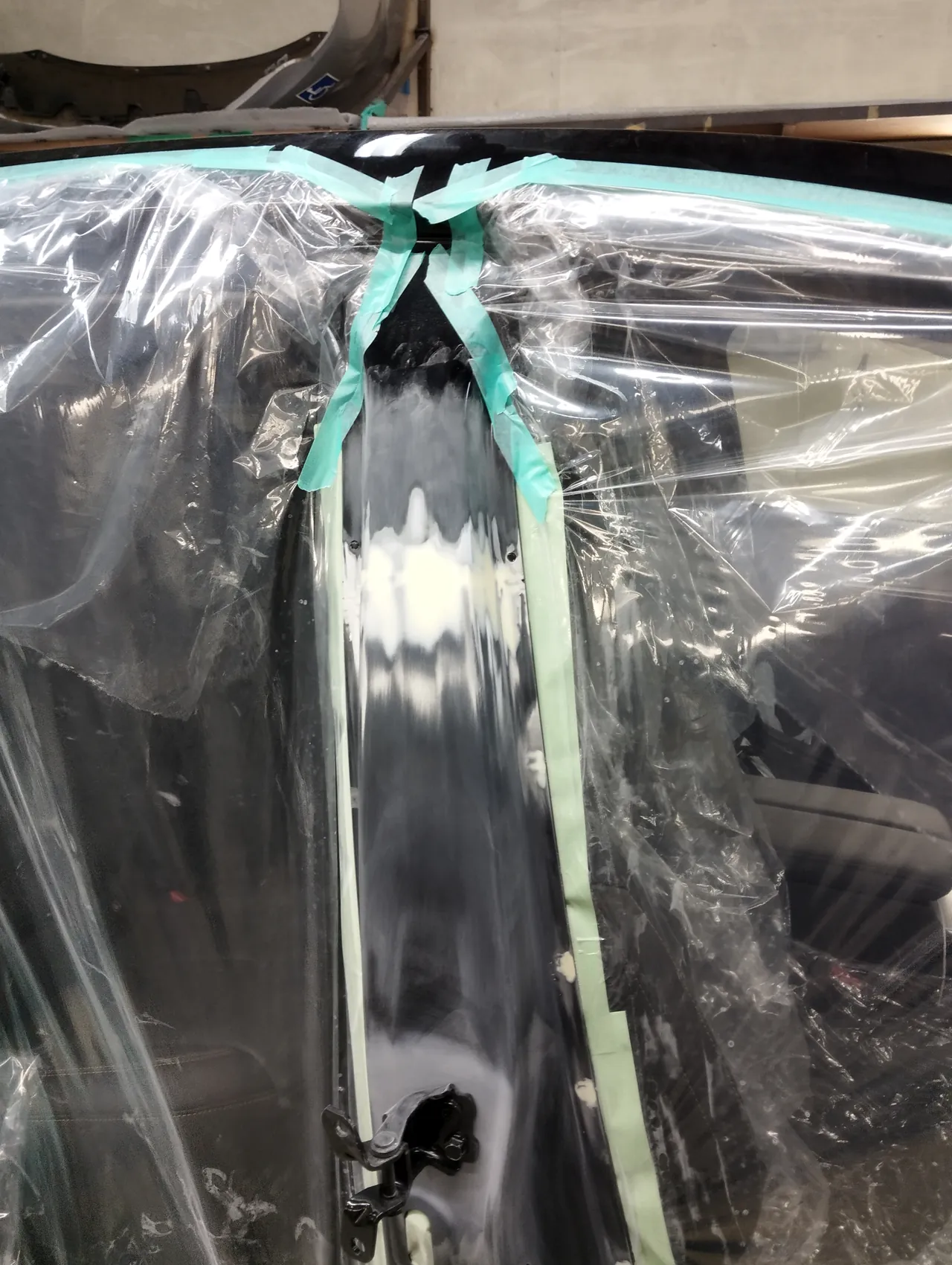 CX-60のBピラーの途中に薄くのせたクリーム色のパテ