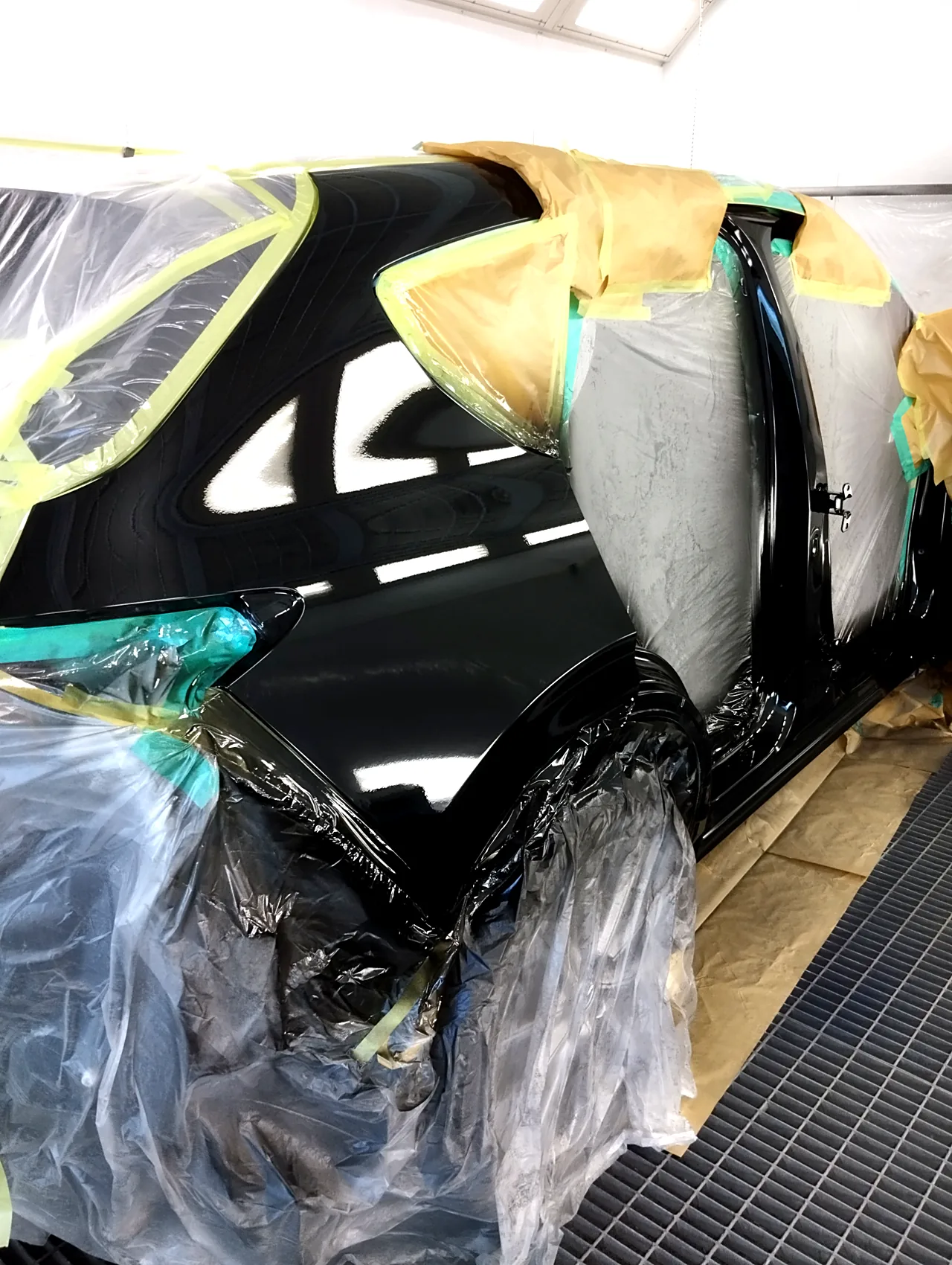 41Wで塗り終えたマツダ CX-60の右リヤフェンダーと、ヒンジの付いたBピラー(塗装ブース)