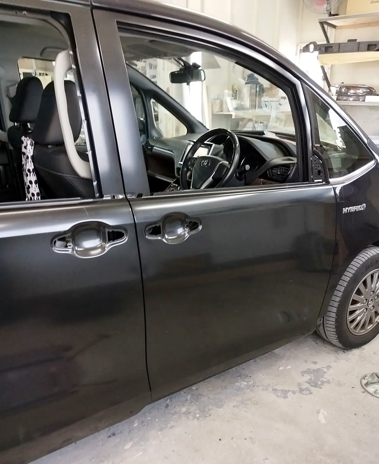 エスクァイアに仮付けした、取り寄せた右前ドアとスライドドア。車の色を塗る前の下地の状態で、取っ手と窓ガラスはまだない
