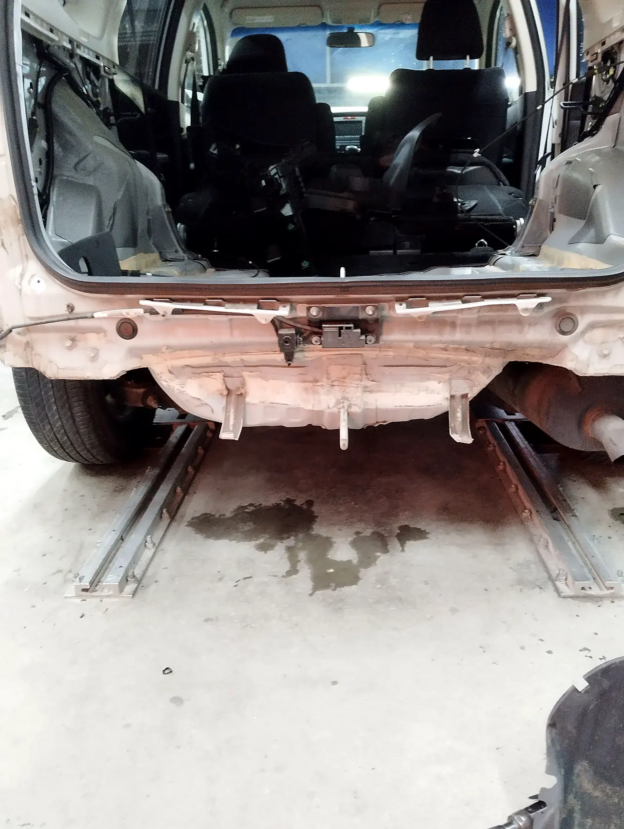 バンパーとバックドアを外したホンダ CR-V の後ろの端（バックパネル）。下側がつぶれ、板が下に垂れている