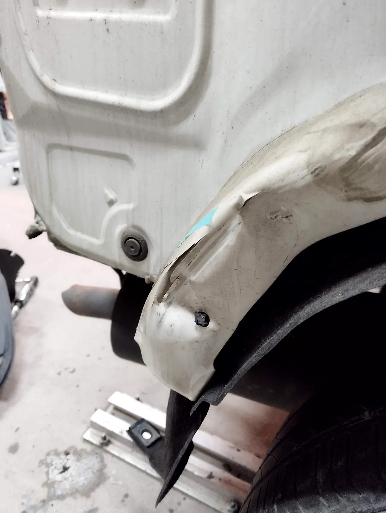 バンパーを外したホンダ CR-V の右リヤクォーターの後ろ下。ふだんは隠れる角がつぶれてめくれている