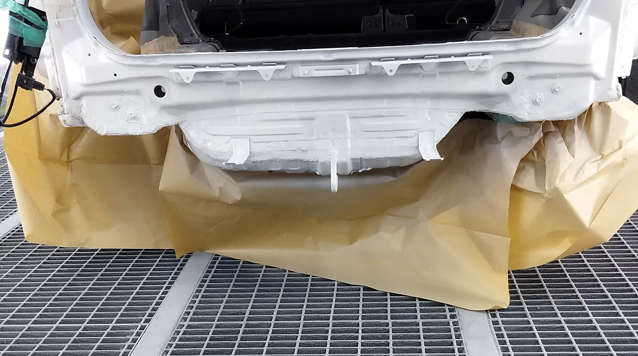 塗装ブースで車体の色に塗ったホンダ CR-V の後ろの端（塗ったあと）
