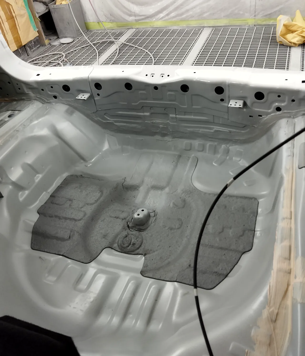 ホンダ CR-V の荷室の床（スペアタイヤの所）。塗装ブースでの作業のあと