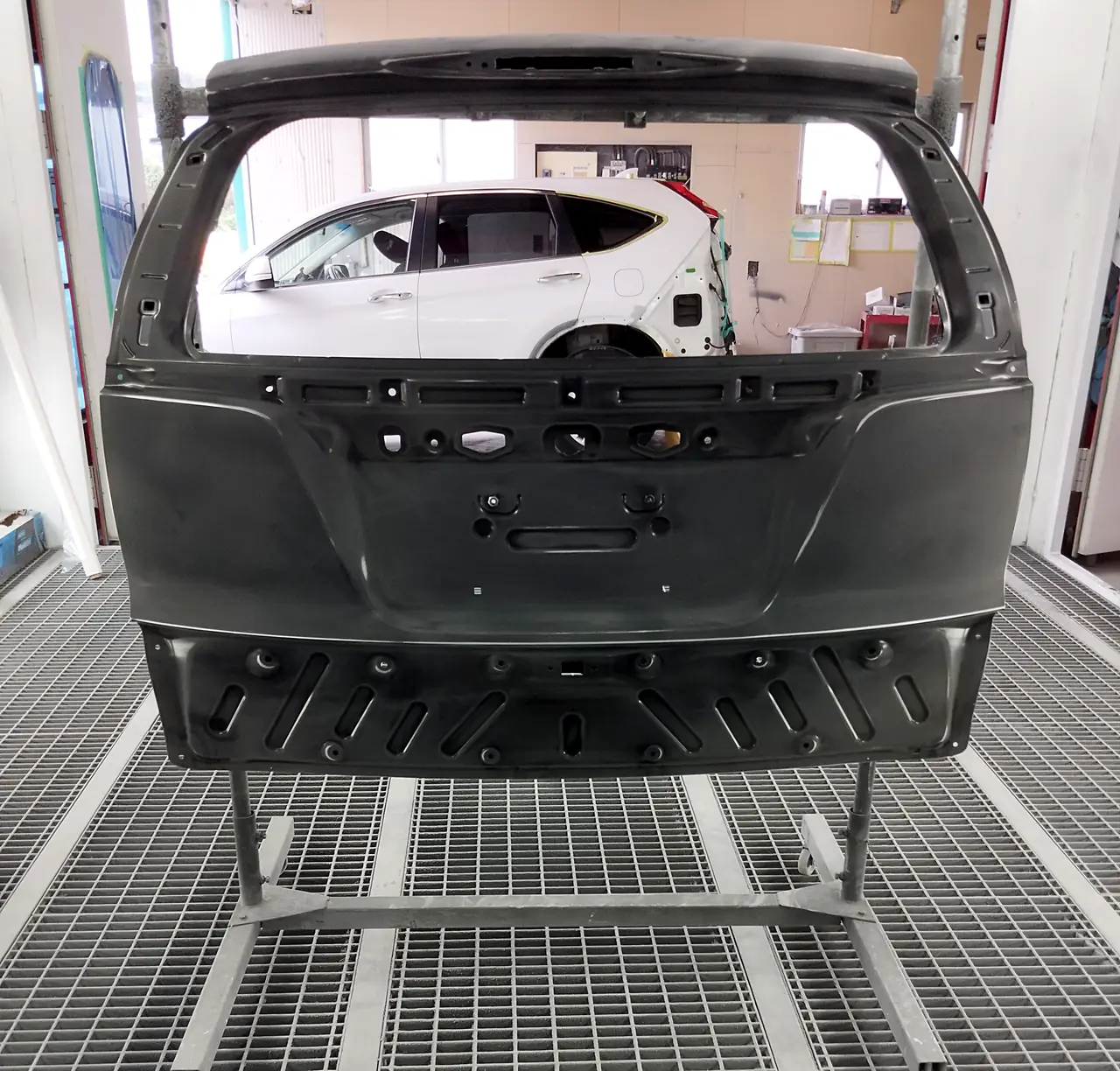 塗装ブースの台に載せたホンダ CR-V の新しいバックドア（塗る前）