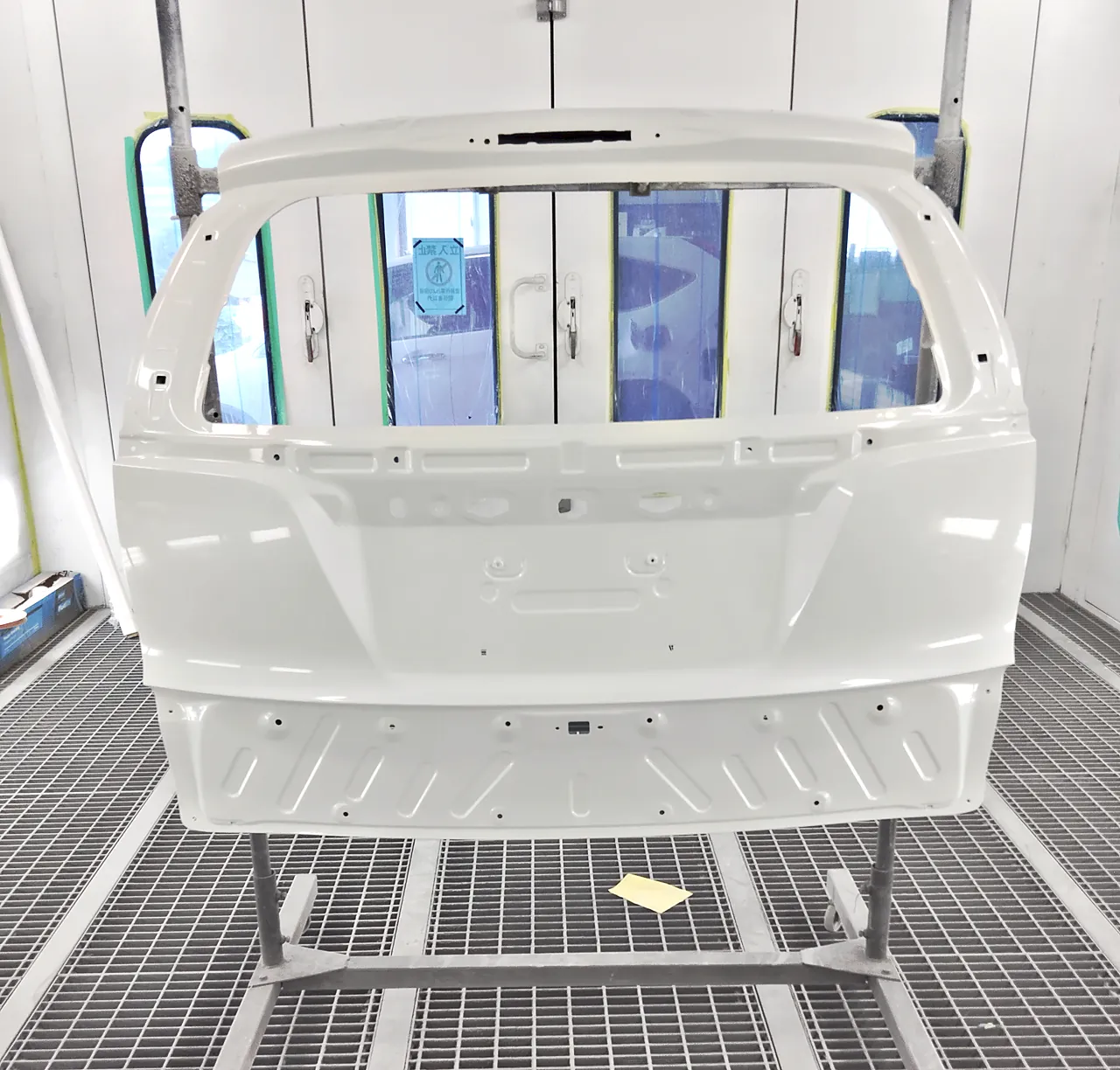 NH788Pで塗り終えたホンダ CR-V の新しいバックドア（塗装ブースの台の上）