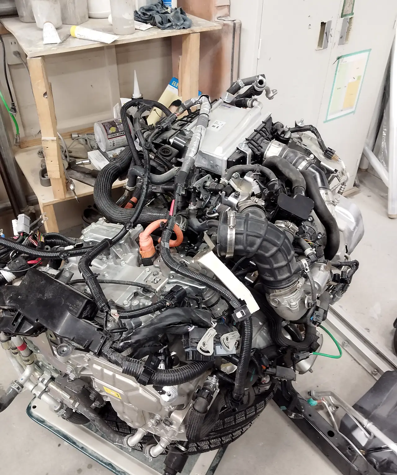 エクストレイル(T33・e-POWER)から降ろしたパワーユニット。オレンジ色の太い配線が付いたエンジンと駆動部