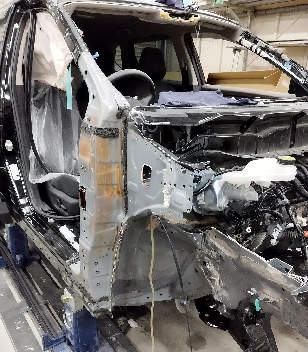 エクストレイルの右前の車体の部分を切り離した状態。ドアの前の柱は塗装をはがして地金が見える