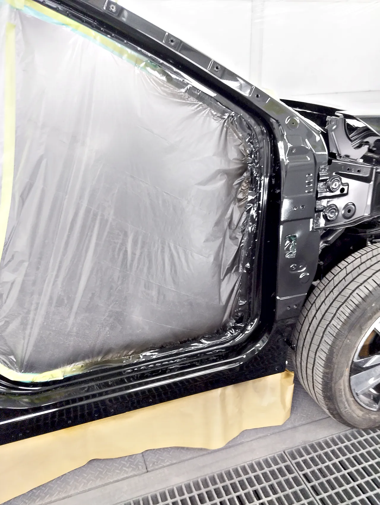 エクストレイルの右のピラーとサイドシル。開口部をビニールで覆い、車に付けたままG41で塗り終えた状態