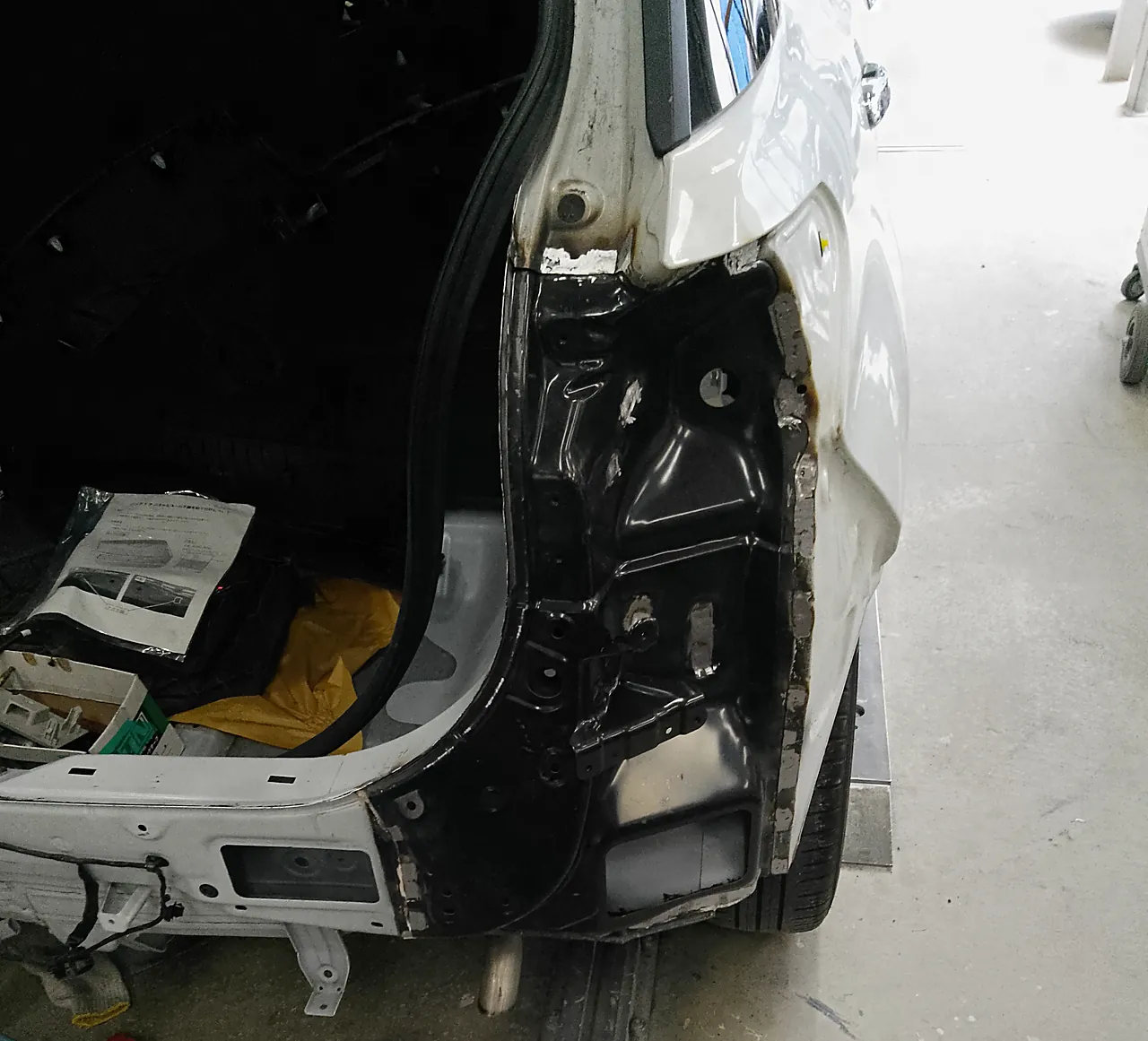 新しいパネルを付けたライズの右後ろの角(まだ車の色が塗られていない状態)
