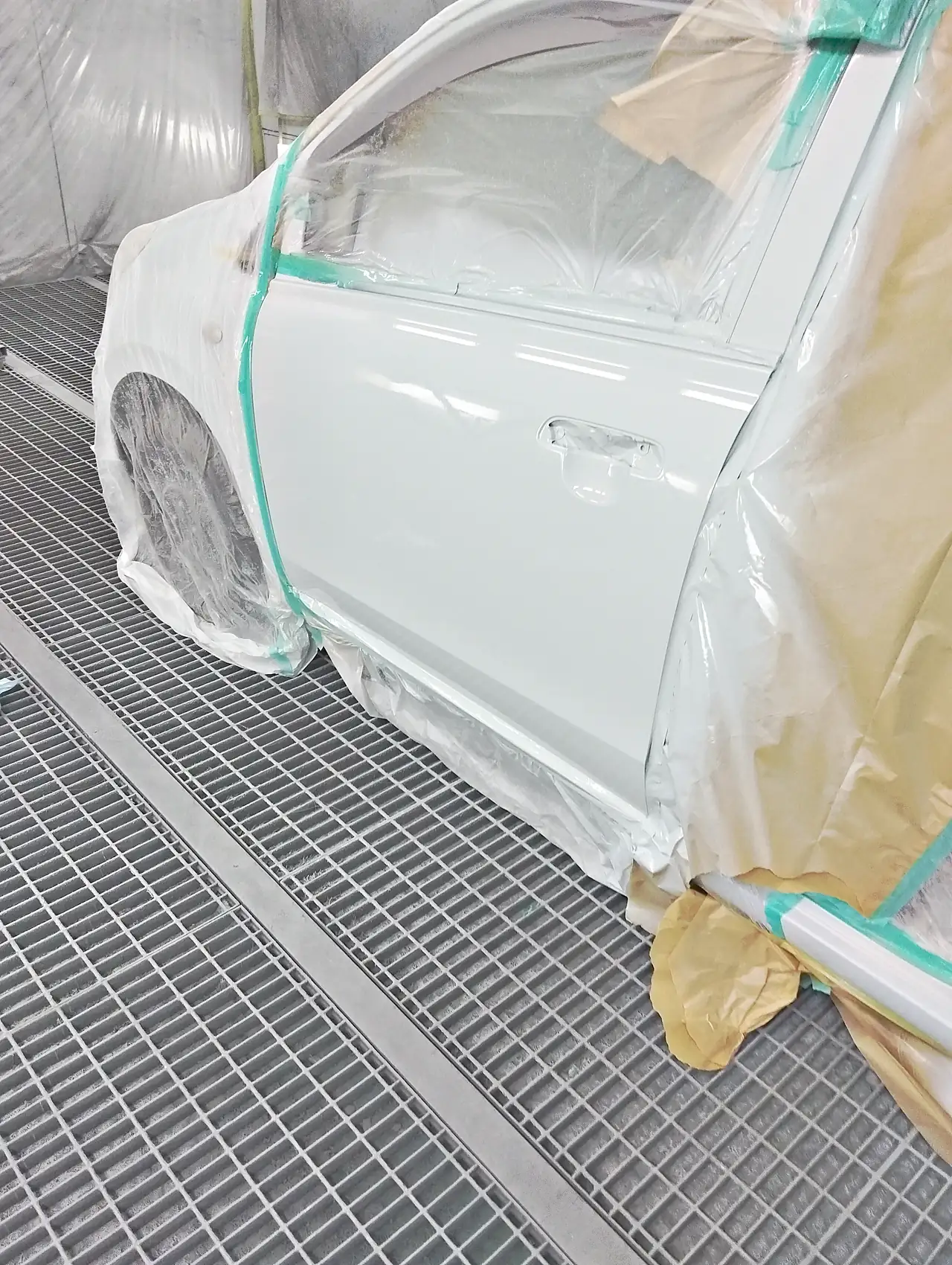 カラー番号ZUDの白に塗り終えたアルト エコの左前ドア(前のフェンダーはビニールで覆ったまま)