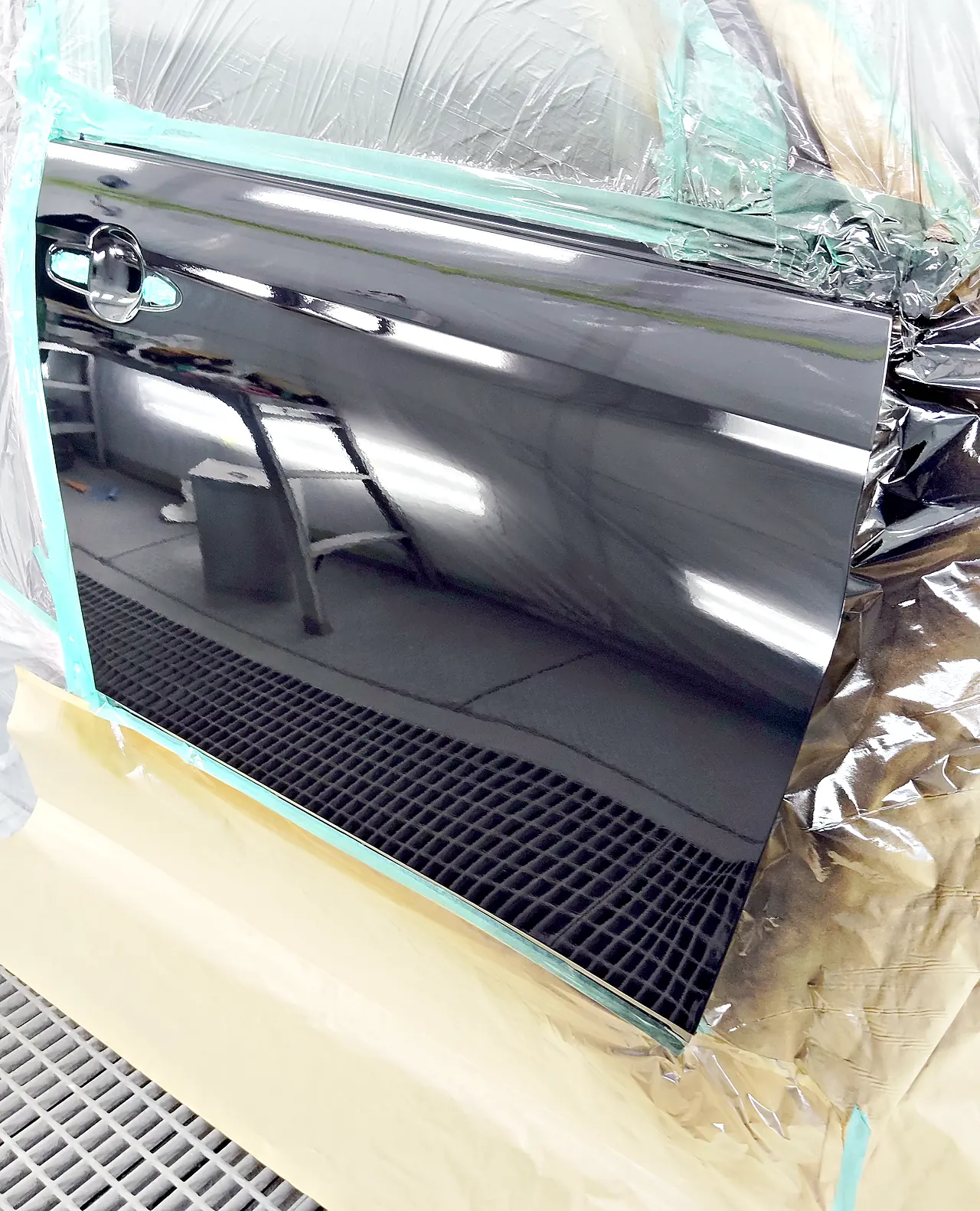 車に付けたまま218の黒に塗り終えた、90系ヴォクシーの右のフロントドア(塗装後)